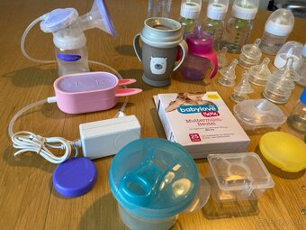 Odsávačka na mlieko aut Lansinoh s dojčenským príslušenstvom