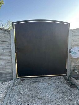 kovová brána do betónového segmentového plotu - 1