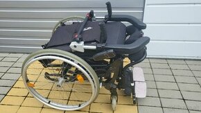 invalidny vozík 44cm s elektrickou vertikalizaciou