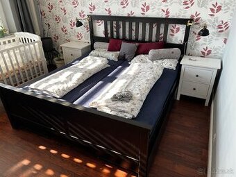 Manželská posteľ, zásuvky, nočné stolíky, lampy