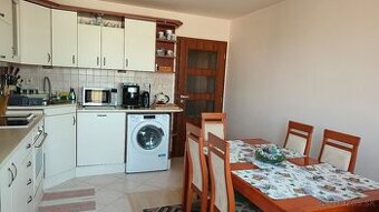 Slnečný 3 izbový byt