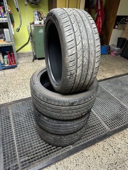 255/40 r19