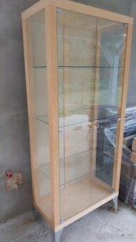 Sklenená vitrína