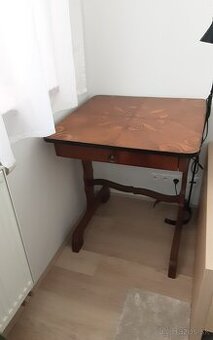 Menší písací stolík