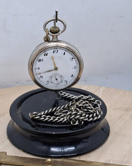 Predám funkčné starožitné strieborné vreckové hodinky REVUE