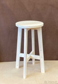 Príležitostné sedačky vyššie 670mm.