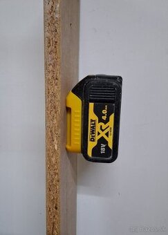 Drziak na baterie dewalt