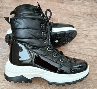 Čierne lesklé členkové čižmy veľ. 40