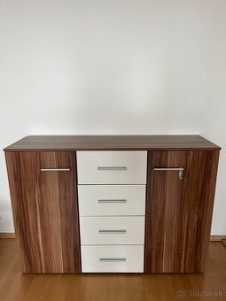 Moderná komoda v elegantnom drevodekore