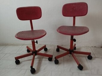 Stolička na kolieskach.