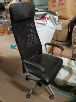 8- Čierna otočné kancelárske kreslo