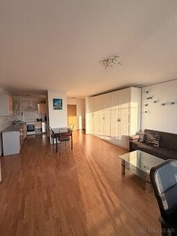 Predaj 4 izbový byt Bratislava - Nová Rožnavská