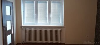 Salón pre nechtárku alebo kozmetičku v voľným parkovaním na