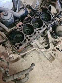 Blok motora, kľuka, piesty 2.0 tdi, CAHA