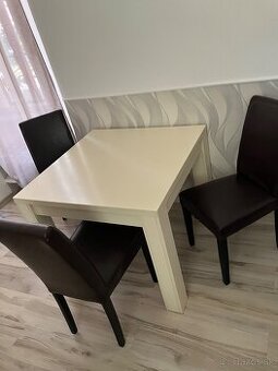 Predalm stôl so stoličkami