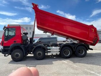 Vodič nákladného auta - vyklápač Iveco Trakker