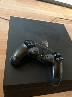 Predám Playstation 4 pro + hry
