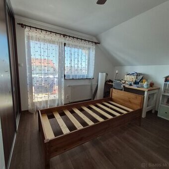 Rastúca drevená detská posteľ