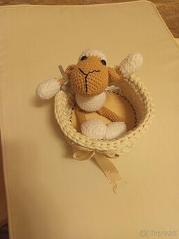 Handmade háčkovaný košík s ovečkou