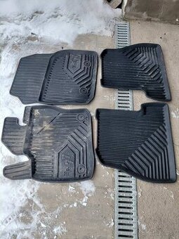 Predám koberce gumové na Ford Focus 2011