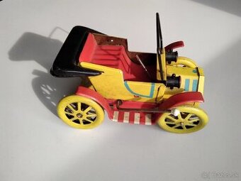 Predám starú hračku Koč. Naťahuje sa páčkou.