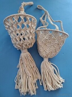 Závesné kvetináče.