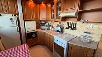 Ponúkam na predaj 3 izbový byt v tehlovej bytovke v Leviciac