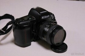 Nikon F90 s objektívom Nikon AF Nikkor 28-70mm