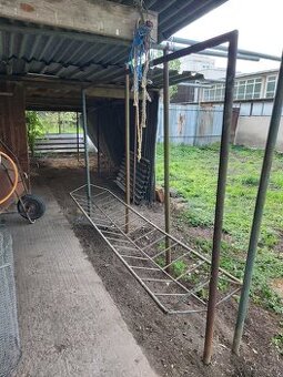 Starodávny prašák, na prášenie kobercov