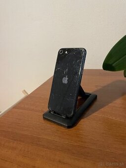 iPhone SE (2022) Black 64GB | poškodený, ale funkčný