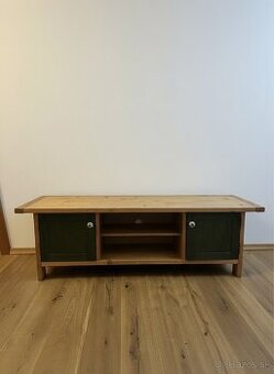 Masívny stolík pod TV