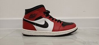 Air Jordan 1 Mid "Chicago Black Toe"