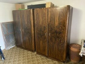 staré drevené skrine