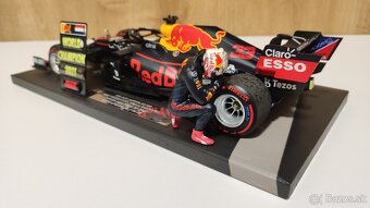 Max Verstappen 1:18 s figurkou - prvy titul Abu Dhabi 2021