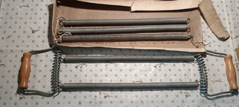 Sport expander retro posilnovac hrudnych svalov