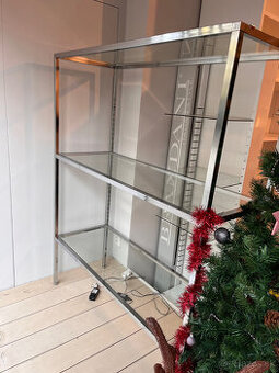 Sklenený obchodný regál