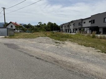 Slnečný stavebný pozemok 884 m² - Mojš (cca 11m x 76m)