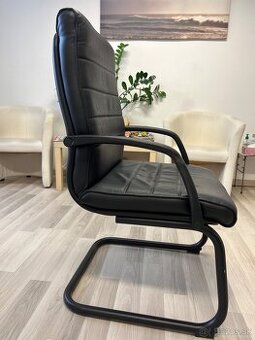 PREDÁM čiernu koženú stoličku