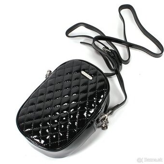 Lakovaná crossbody kabelka