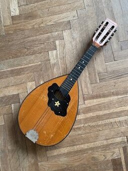 Predám staršiu mandolínu.