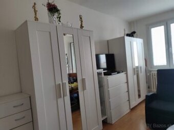 Predám zánovný nábytok Ikea, skrine, chladnička, komoda