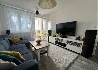 Veľmi pekný zrekonštruovaný 3- izbový byt s lodžiou na  ulic