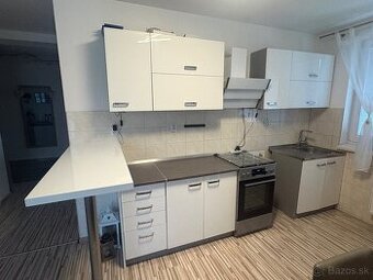Kuchynská linka so sporákom a digestorom