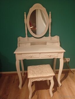Kozmetický stolík