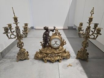 starožitný krbový set: Hodiny so soškou a párové svietniky