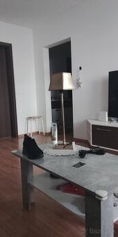 mosadzná stolná lampa