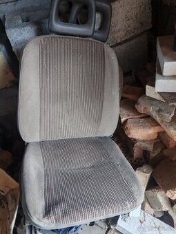 Predám predné sedačky škoda favorit