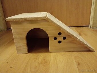 Drevený domček pre králika 37 x 23 x 18 cm