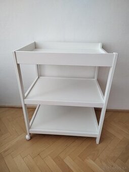 Prebaľovací pult