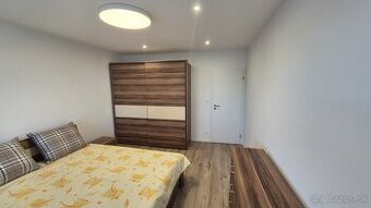 Veľký 2i byt so šatníkom a loggiou,Ružinov